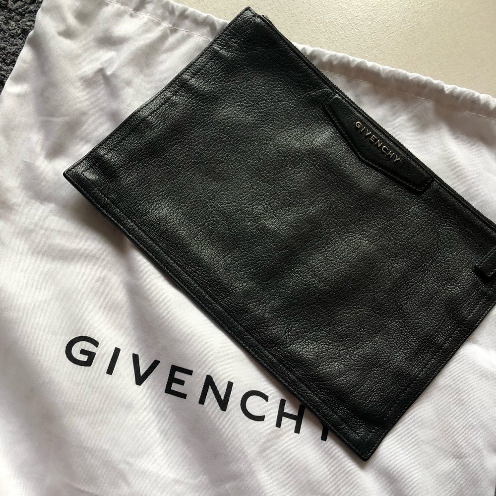 Givenchy Antigona Medium Pouch - Black
